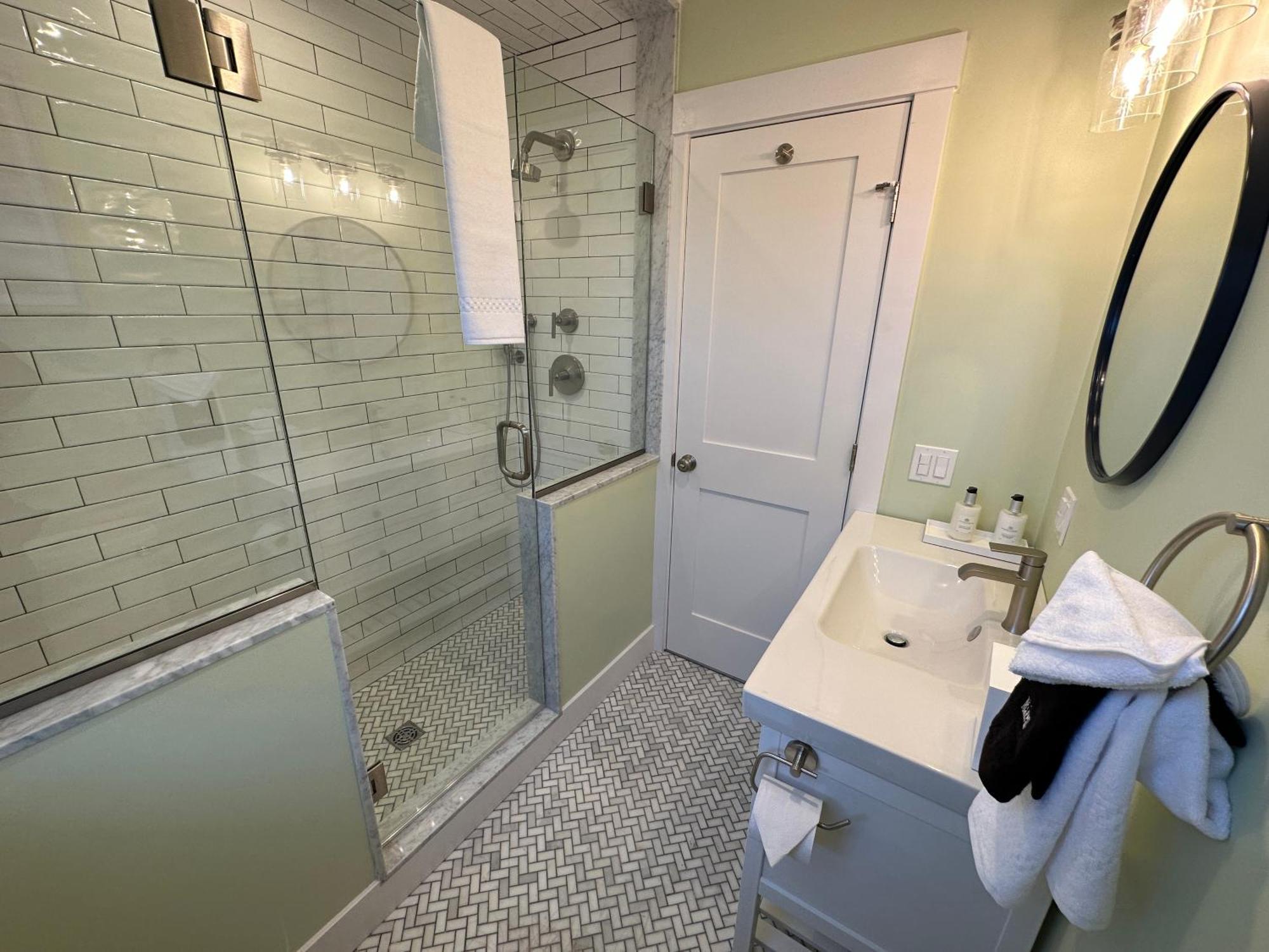 뉴포트 Prime Location! Renovated House! 6 Bed4 Bath 빌라 외부 사진